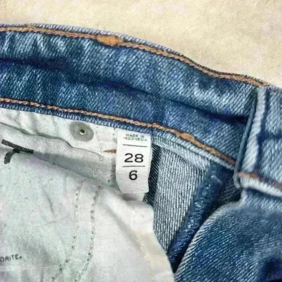 LOFT 5.5" Inseam Relaxed Fit Boyfriend Bermuda Denim Shorts Mid Wash Women 6 - Picture 6 of 9